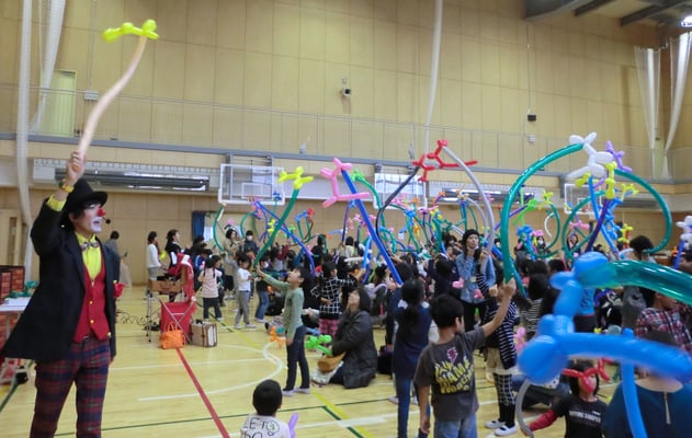 小学校ののイベントに出張してバルーンアート教室をしている様子