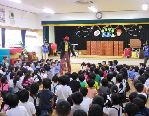 保育園に出張してパフォーマンスしている様子