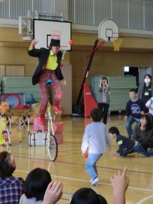 小学校のイベントに出張してパフォーマンスをしている様子