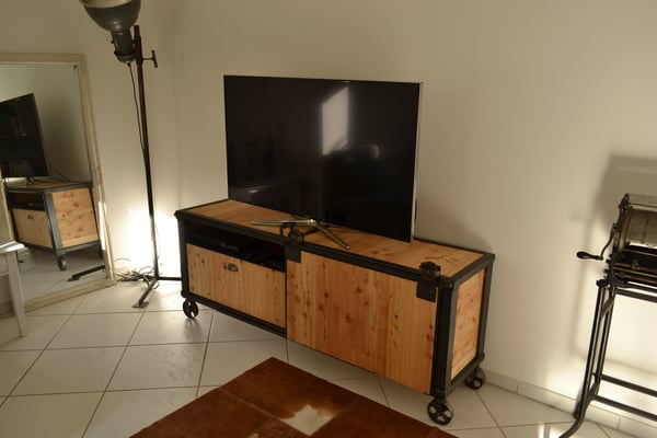 Vintage Sideboard, Metall, Lärchenholz. Schiebetür und Schublade. 2020