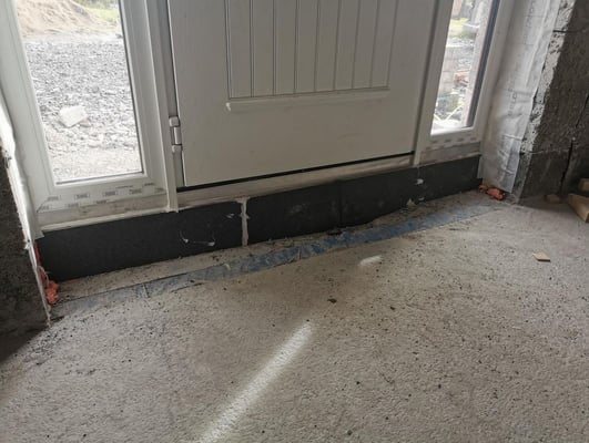  The prefabricated door threshold secures a thermal bridging free area under the door