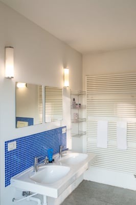 ... und mit Doppelwaschtisch