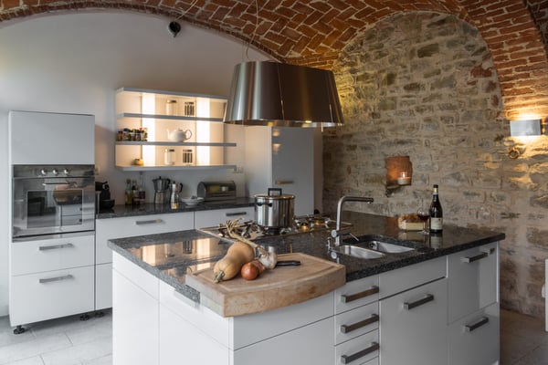 Ca. 35 m2 grosse Küche mit Essplatz unter original Kreuzgewölbe.