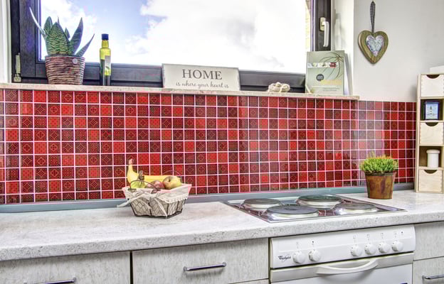 Mosaico effetto patchwork in vetro colore rosso nero