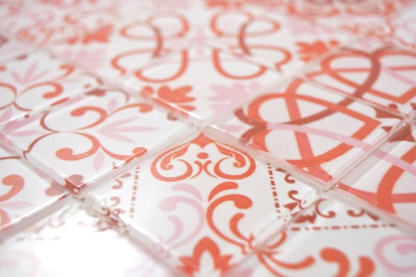 Mosaico effetto patchwork in vetro colore rosso bianco