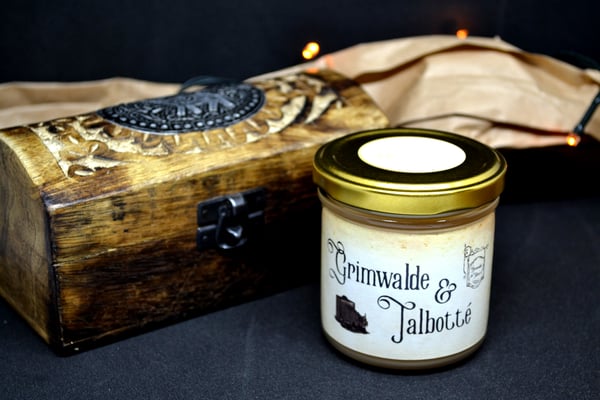 Immer für einen interessanten Nachmittag gut *lach* In zarten Braun- und Gelbtönen (wie eine alte Photographie) verführen sie mit dem Duft, der in ihrem Atelier vorherrscht - die weichen Decken, die Hippolyte überall auslegt, und der Duft von Palisander.