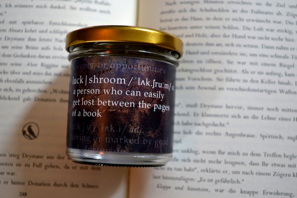 Ein kleiner Scherz mit dem Wort 'Glückspilz', das es im Englischen nicht gibt. Nun ja, jetzt schon, denn ich habe kurzerhand Luck und Mushroom kombiniert *gg* Der Duft ist eine Mischung aus Schokolade und Vanille!