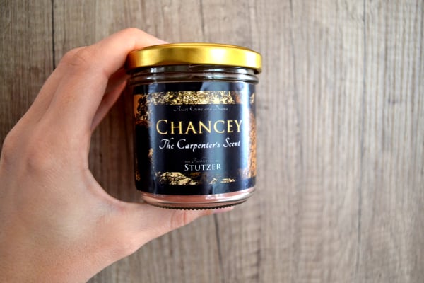 Eine holzige Farbe mit ebenso holziger Note von Linden und Eichenmoosflechten. Dezent und mächtig verführerisch. Es ist eben der Duft, mit dem Corey Francesco Deveraux den Kopf verdreht hat!