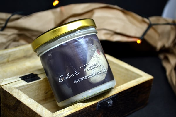 Caleb wartet mit einer Überraschung unter dem Deckel auf und verströmt den Duft von Blaubeertörtchen, wie seine Lisabetha sie für ihn macht 🎔