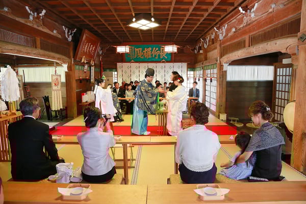 武田神社の神殿で挙式を挙げる新郎新婦様