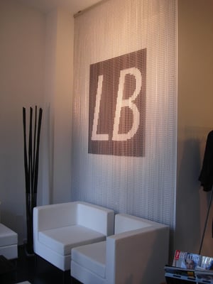 Sala de espera, detalle de cortina metalica con logotipo de la empresa.