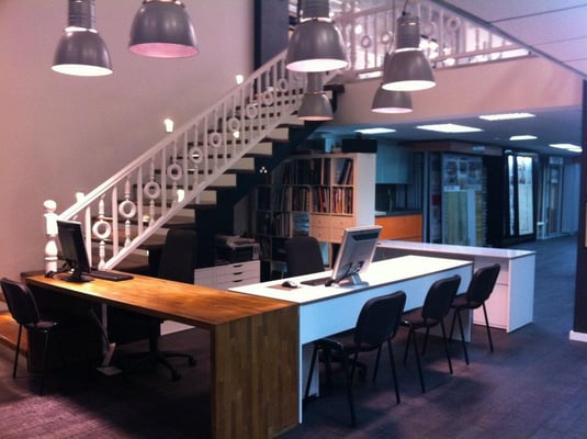 La zona de trabajo de las interioristas. Escalera con mas de 25 años recuperada y restaurada en su totalidad.