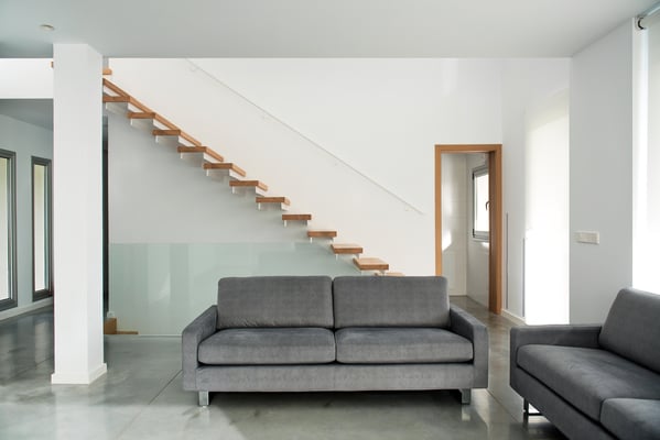 Sofá y escalera volada.