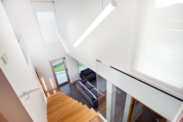 Detalle de escalera sin barandilla e iluminación suspendida