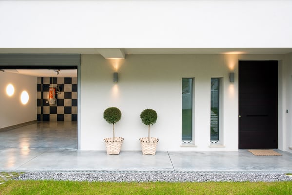 Detalle de garaje y entrada.