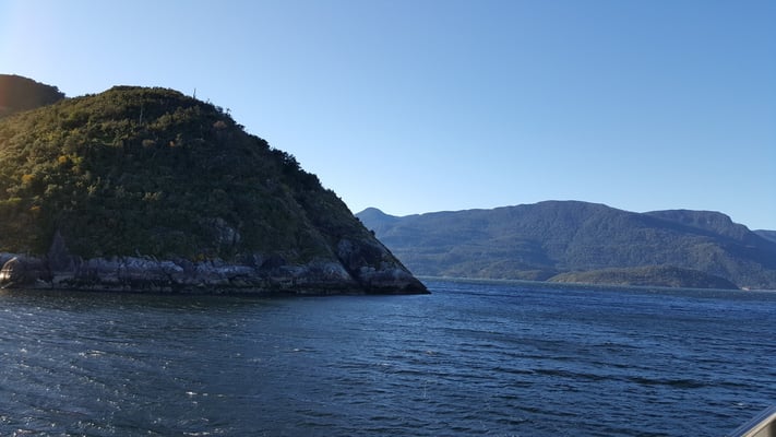 Cruce en transbordador por Estuario de Reloncavi