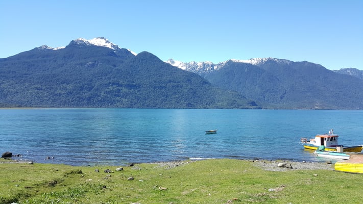 Vista de fiordos desde la costanera de Hornopirén