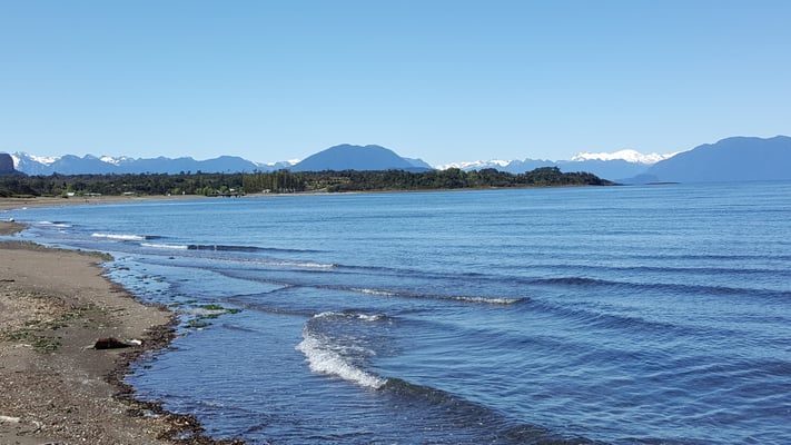 Ruta costera, con cordillera de fondo