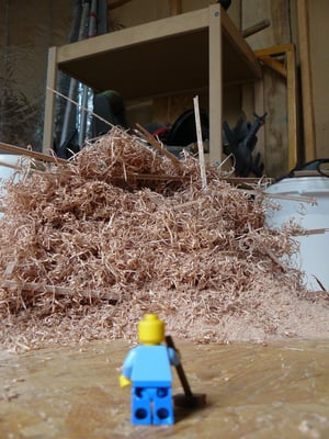 on découpe ( ça fait beaucoup de copeaux et de sciure..)