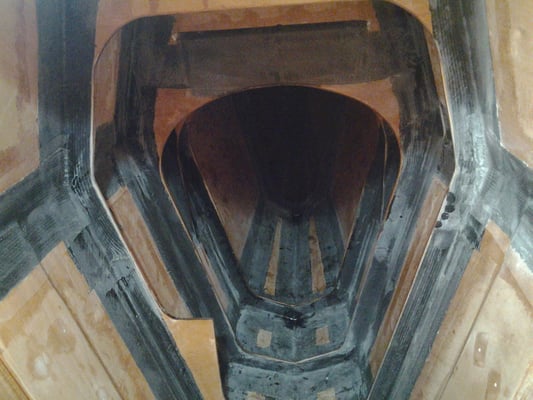 l’intérieur est complètement stratifié