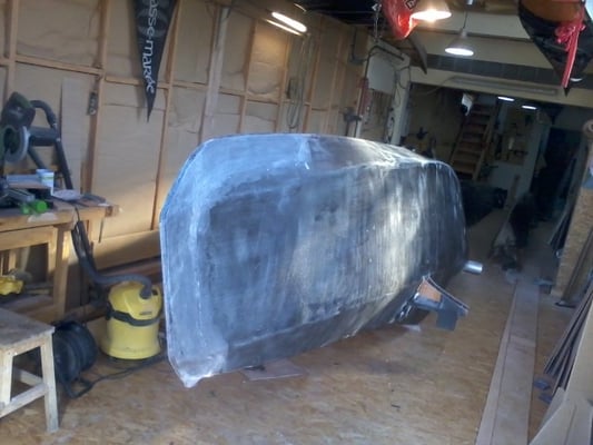 la coque centrale stratifiée, poncée et prete à être enduite