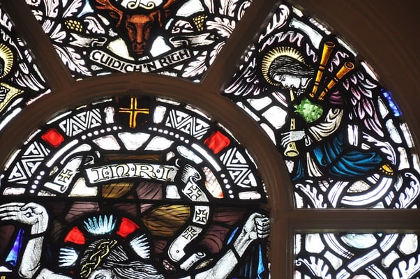 Dudelsackpfeifer im Kirchenfenster, weltweit einmalig