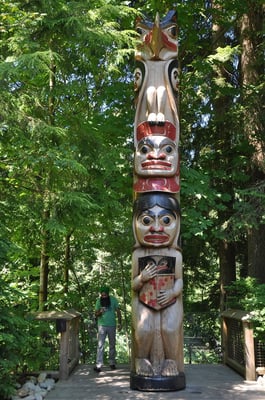 Ueberall Totempfähle