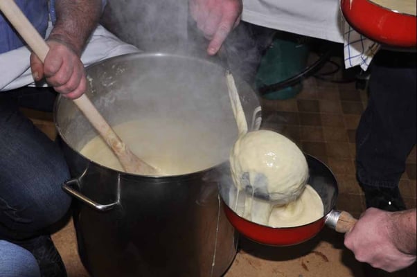 Schöpfen des Fondues