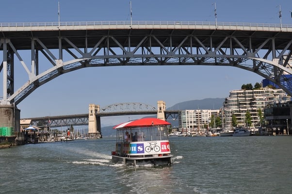Kleinfähren auf dem False Creek