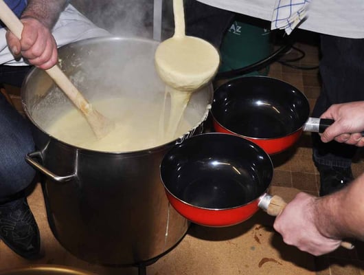 Schöpfen des Fondues