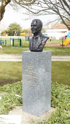 Buste, en bronze de Michel Bezian, à Gujan-Mestras, Sculpteur, Langloÿs