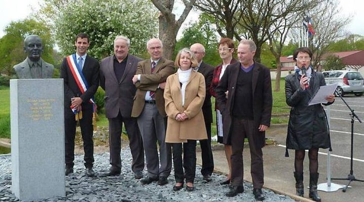 Bust,e en bronze du Dr Piton, à Plémet, Sculpteur, Langloÿs