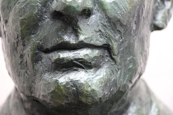 Bust,e en bronze du Dr Piton, à Plémet, Sculpteur, Langloÿs