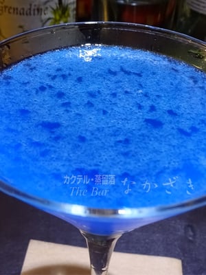 鮮やかなブルーがカクテルらしい、ラムベースの「スカイダイビング」 ￥800
