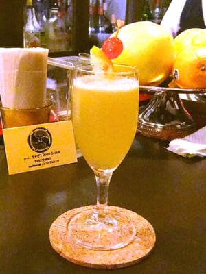 「ウイスキーサワー」本物のサワーは炭酸ではなくレモンの酸っぱさが際立つスタイル ￥800