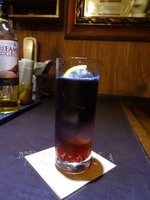 季節限定カクテル「ハロウィンオリジナル」 黒ソーダが珍しいのでレギュラーに ￥800