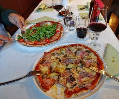 verdiente Pizza am Abend