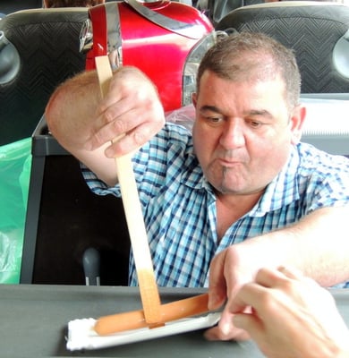 unser Busfahrer beim Würstlkochen, natürlich in einer Pause!