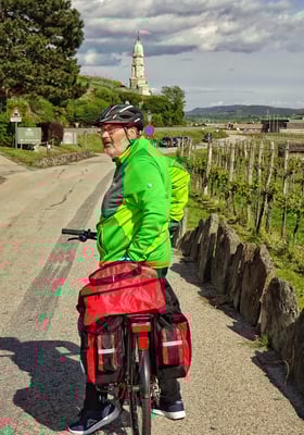 Vor dem Kriegerdenkmal nach Dürnstein