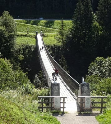 Auf der Brücke nur Radschieben erlaubt