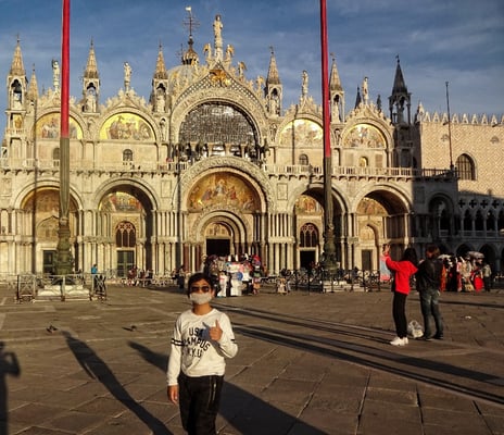 Vor der Markuskirche