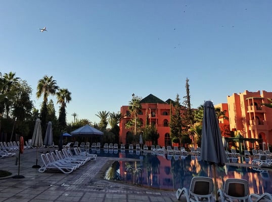 Hotelpool mit Flieger