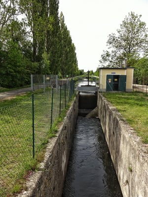Klein Kraftwerk bei alter Schleuse