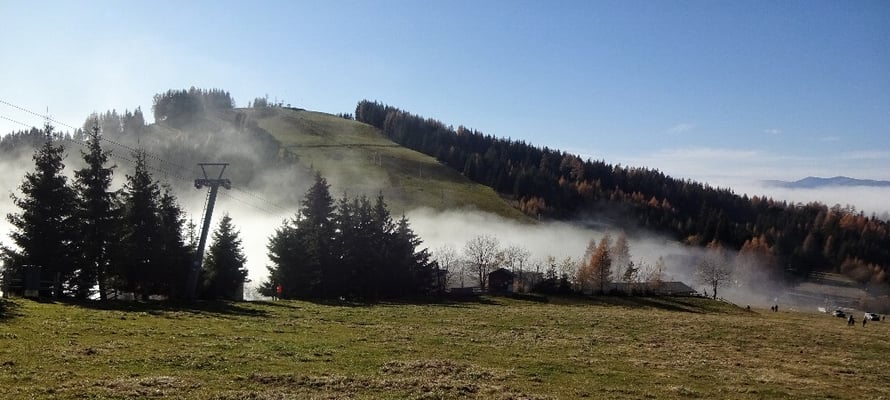 Nebel zieht über die Passhöhe
