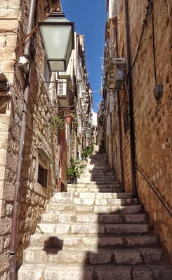 Bergauf zur Stadtmauer