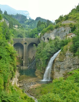 ...und das Kraftwerk mit Staumauer