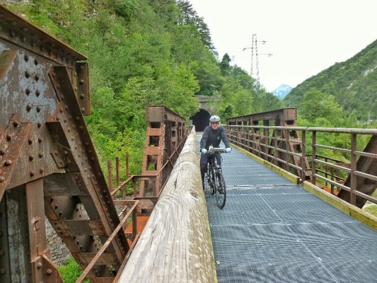 Über alte Eisenbahbrücken und Tunnels