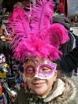 Lana bei der Maskenprobe