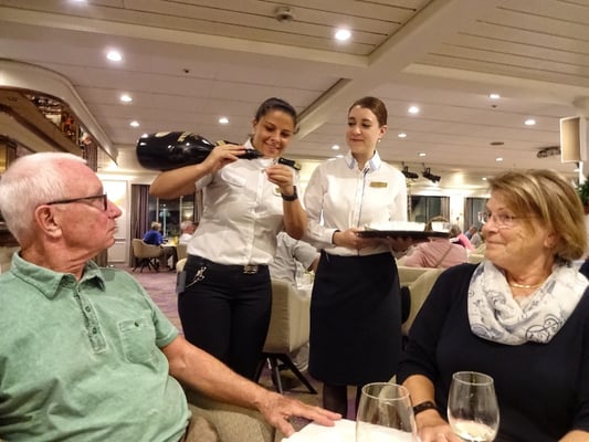 Die Chefin schenkt Grappa aus