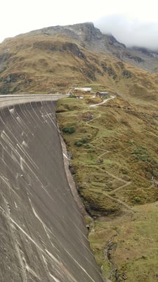 Staumauer mit Klettersteig